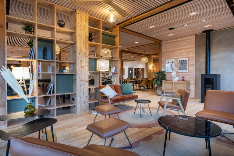 Intérieur de l'hôtel du bout du parc, en bois, moderne et design