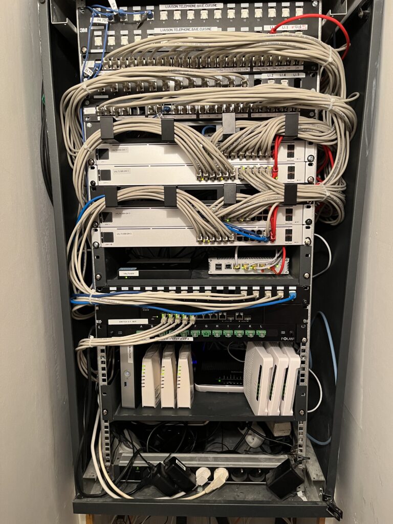 colonne avec serveur et câbles informatiques